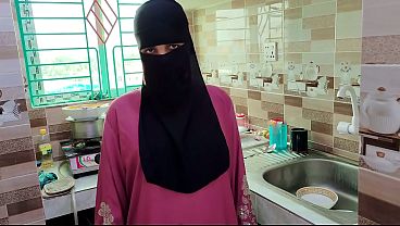 Selagi Istri Pergi, Suami Brengsek Ngentot Pembantu Berjilbab Di Rumah Sepi